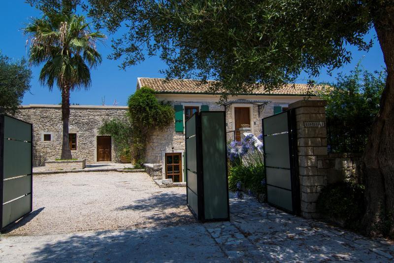 Villa Kiparissi *
